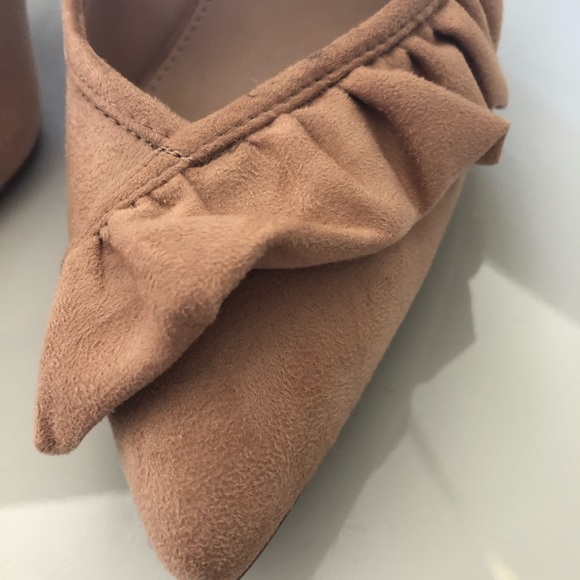 9B Hana Ruffle Pointed Toe Brown Suede Heels BCBG - Picture 3 of 8